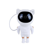 Astronaut zvezdano nebo sa nebula projektorom