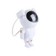 Astronaut zvezdano nebo sa nebula projektorom