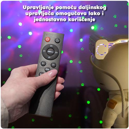 Astronaut zvezdano nebo sa nebula projektorom