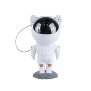 Astronaut zvezdano nebo sa nebula projektorom